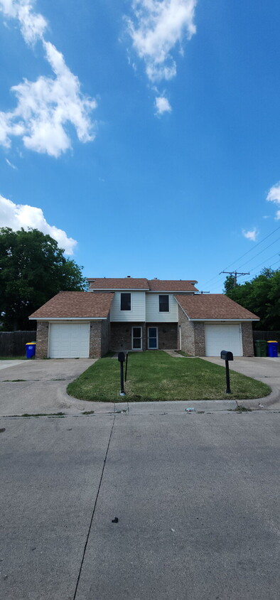 Primary Photo - Now Leasing Charming 2 bedroom Townhome wi...