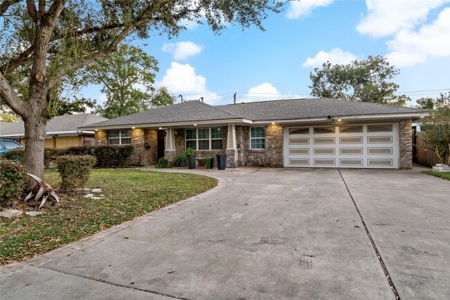 Building Photo - 5923 Moonmist Dr