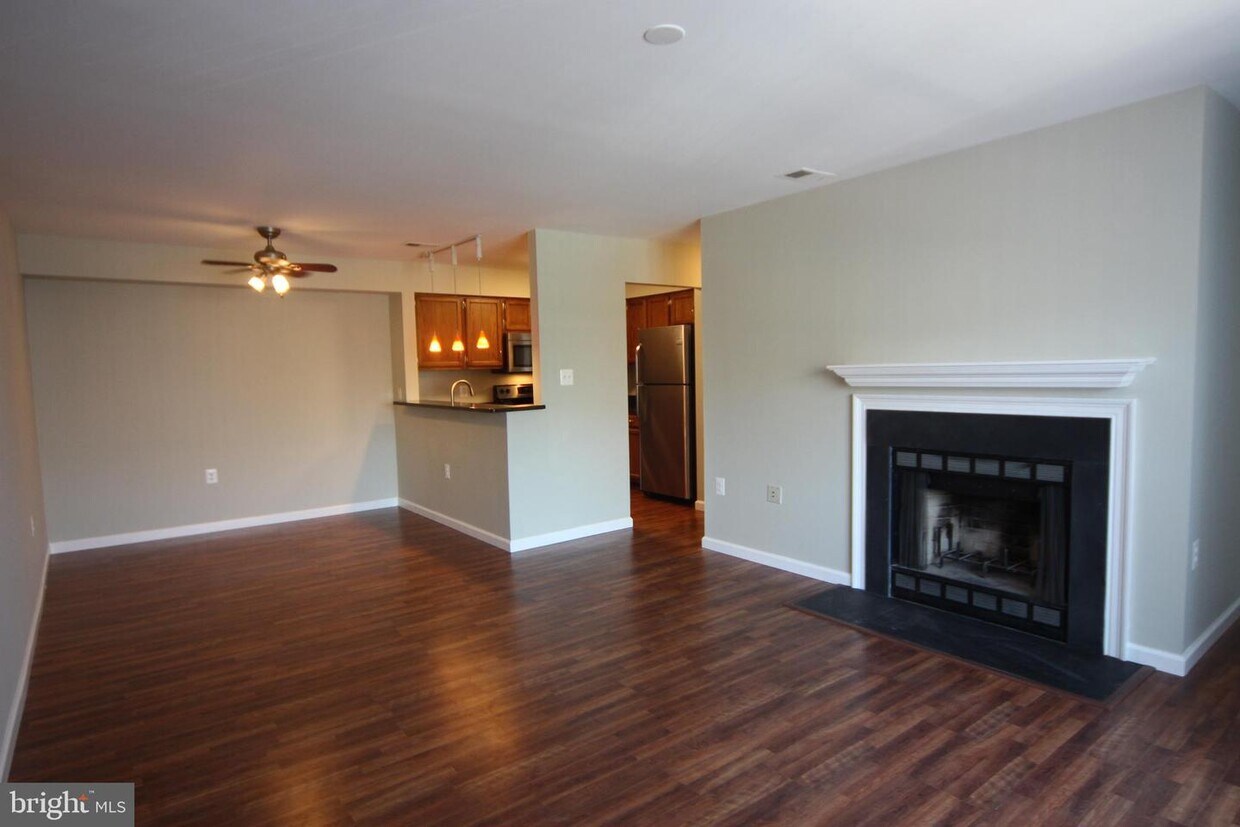 7827 Harrowgate Cir Unit B, Springfield, VA 22152 Room for Rent in
