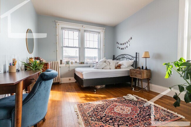 Building Photo - Large Recently Renovated Unit, Central Hea...