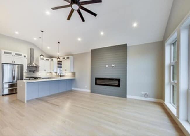 Building Photo - Luxury 3b2b condo in Bronzeville
