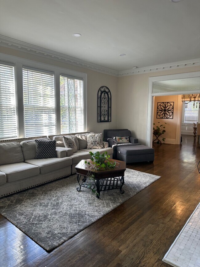 Foto del edificio - 2481 E Cloverdale Prk