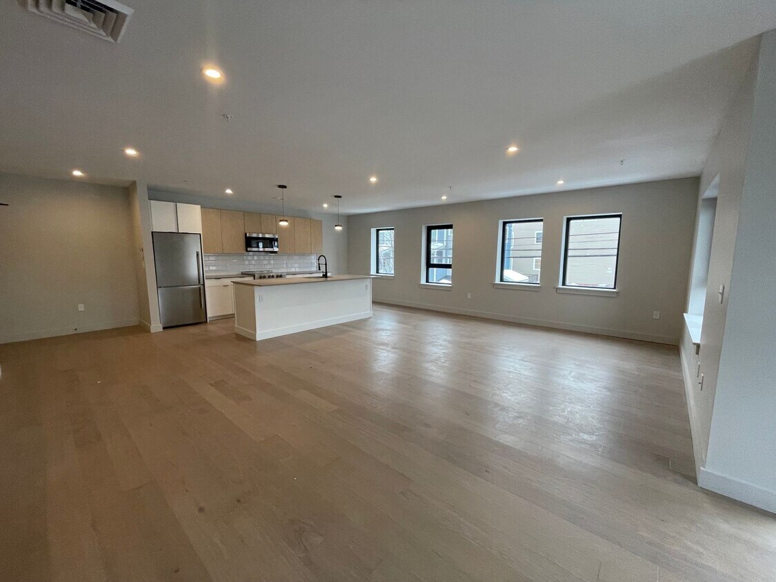 Foto principal - New construction condo available now!