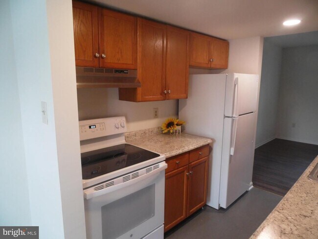Foto del edificio - 6360 Ducketts Ln