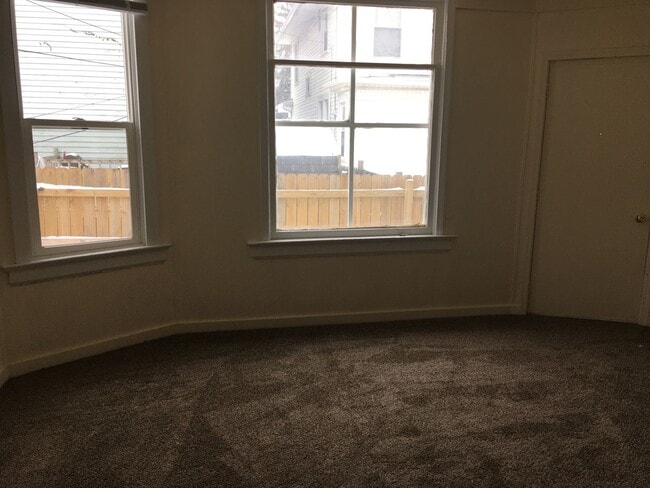 Building Photo - Spacious 3 BR House