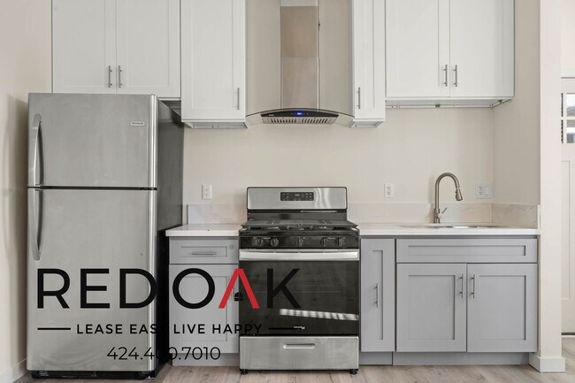 Foto del edificio - Spacious Studio with Lovely Hardwood Floor...