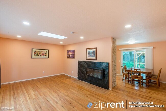 Foto del edificio - 5 br, 3 bath House - 16940 Tracy Ave, Lake...