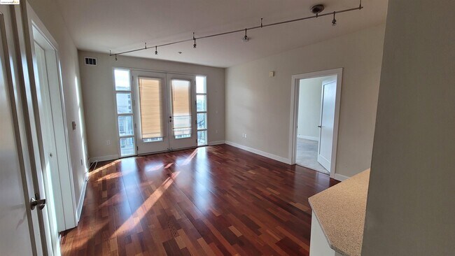 Building Photo - 585 9th St