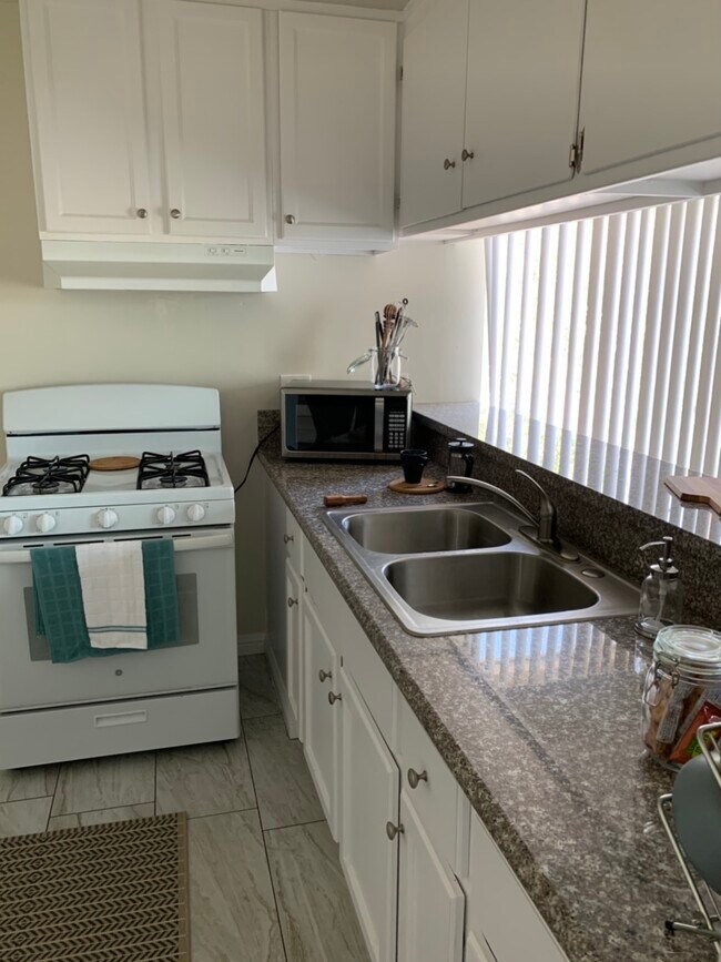 Foto del edificio - 6845 Hazeltine Ave