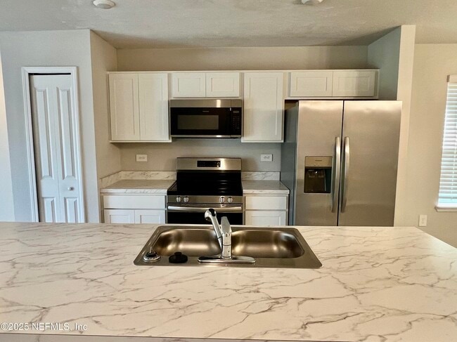 Building Photo - 845 Hartshill Pl