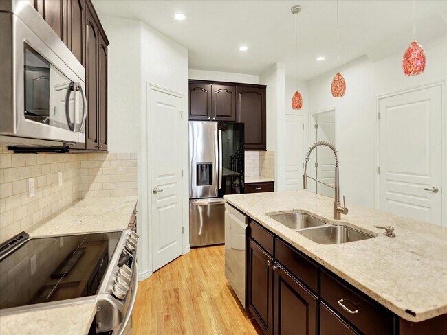 Foto del edificio - Spacious 3BR Townhome in Littleton