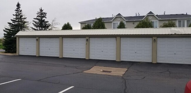 Foto del edificio - 2 Bedroom, 1.5 Bath Townhouse w/ Garage & Huge Master Bedroom. Full Sized Washer & Dryer In Unit.
