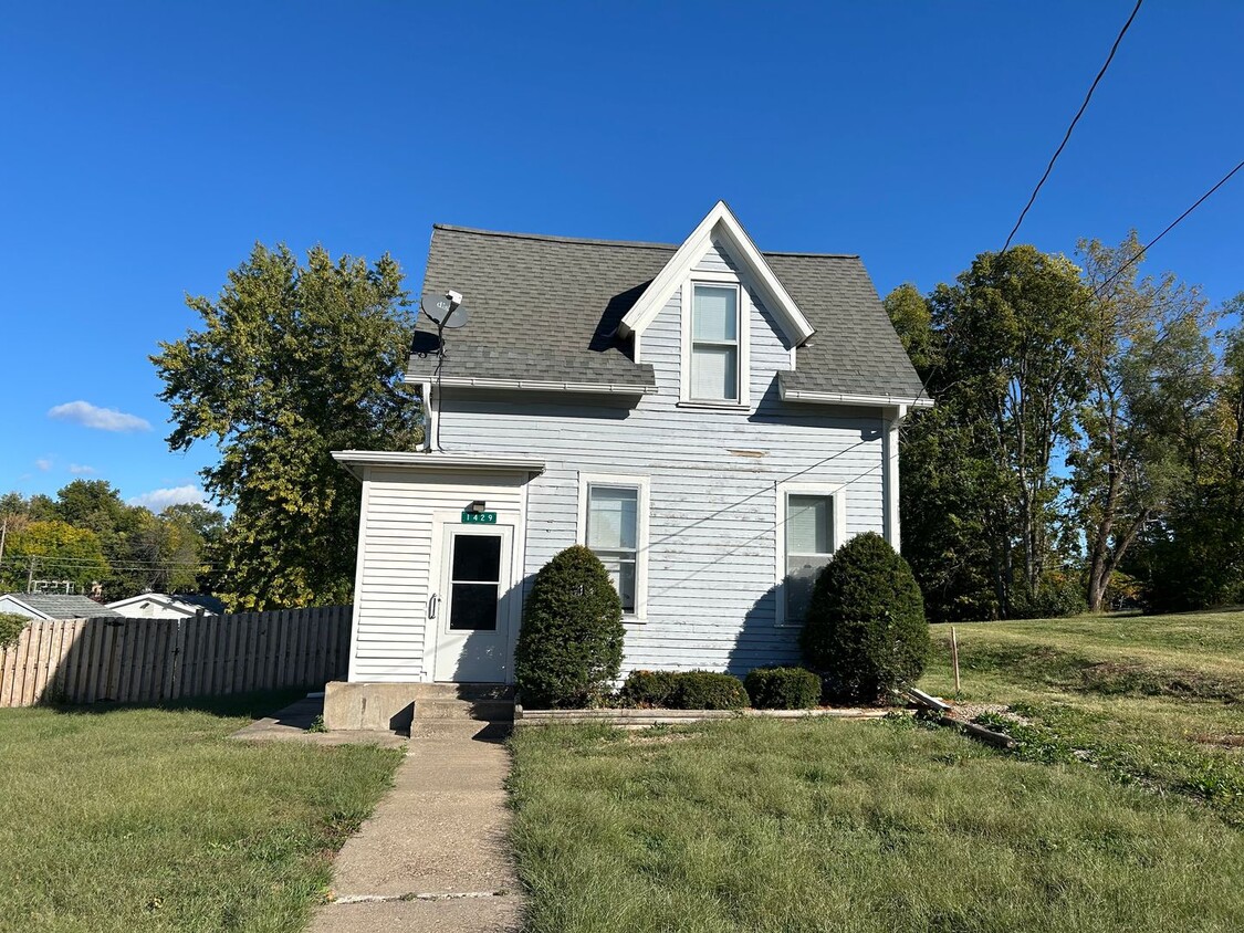 Primary Photo - Nice-sized 2-bedroom 1-bath home with a large back yard.