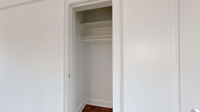 Foto del edificio - MacArthur Park One Bedroom W/Off Street Pa...