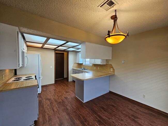 Foto del edificio - (3)Bed/(2) Bath with Shelter Avail NOW! Pe...