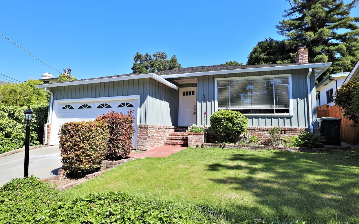 Primary Photo - Beautifully Remodeled 3 Bed/2 Bath House i...