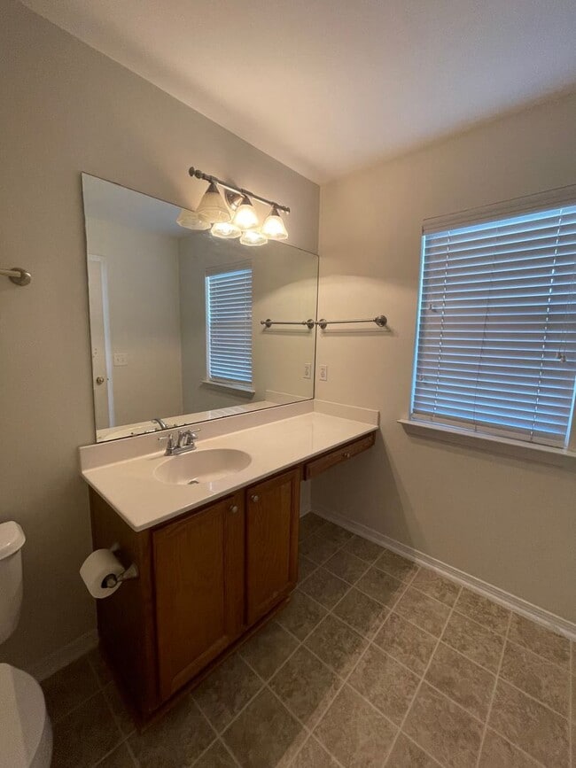 Building Photo - 4 BEDROOM IN GODLEY PARK- POOLER