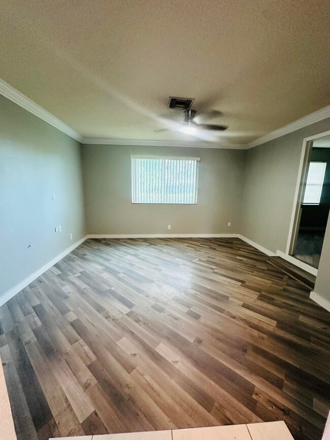 Foto del edificio - 1485 Woodcrest Rd N