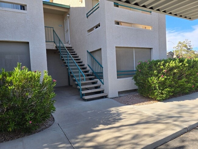 Building Photo - Centrally located downstairs unit