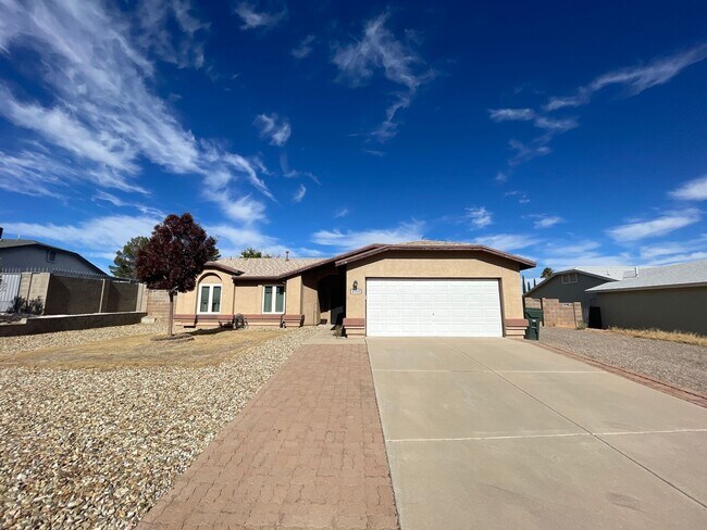 Building Photo - 3BR/2BA/2CG, POOL 1615 sq.ft. SHORT TERM R...