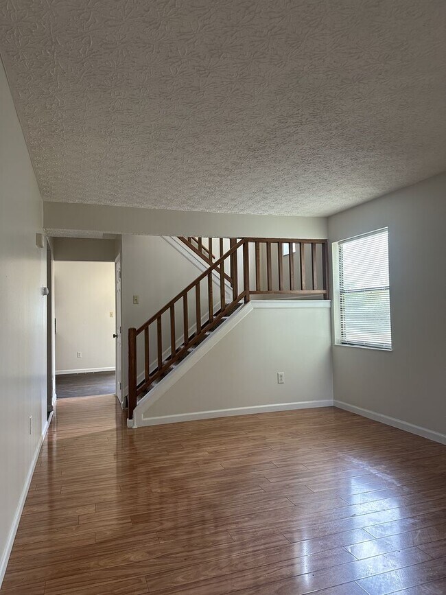 Foto del edificio - 3 Bedroom 2.5 Bath Townhome available in U...