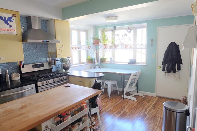 Building Photo - 63 Saunders St