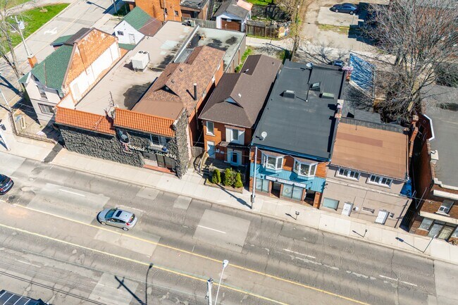 Building Photo - 527 Barton St