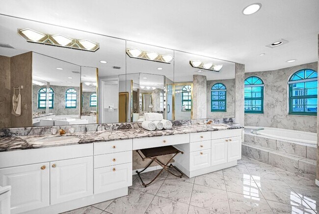 Foto del edificio - 301 N Birch Rd