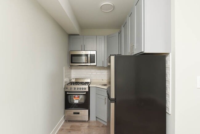 Building Photo - 545 W Belmont Ave