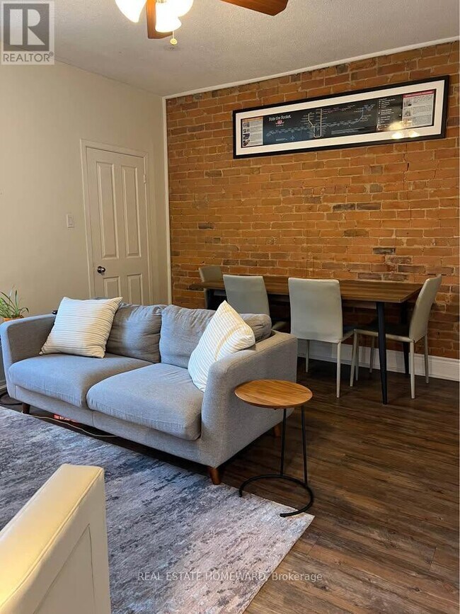 Photo du bâtiment - 244 Bathurst St