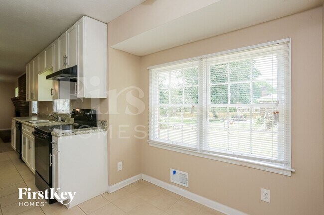 Foto del edificio - 1348 Yates Ave