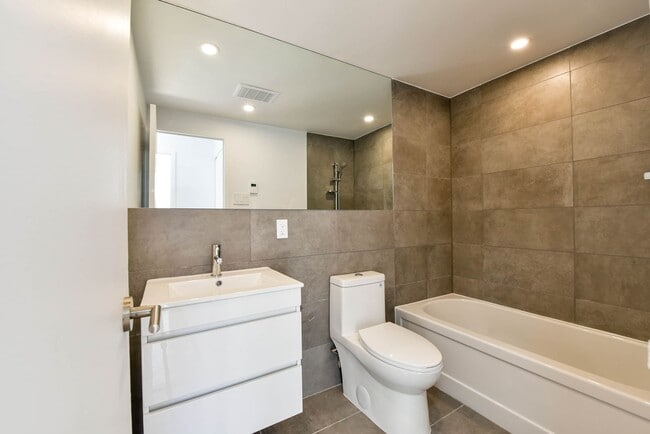Building Photo - 900 Av. Rockland