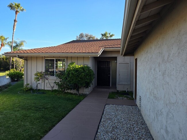 Foto del edificio - Single story 3 bedroom duplex right off El Camino Golf Course in the heart of Oceanside, recently...