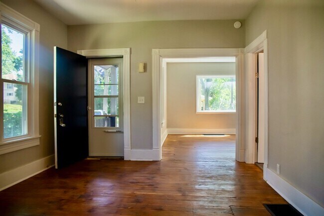 Building Photo - Creston 3 Bedroom, 1 Bath Home