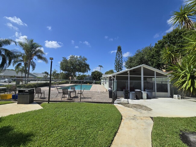 Building Photo - 1530 Royal Forest Ct