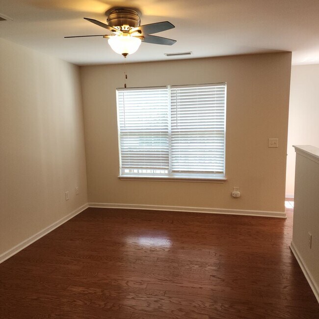 Foto del edificio - 3 Level Townhouse For Rent In Greensboro w...