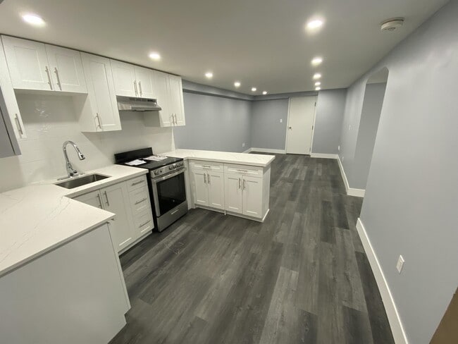 Building Photo - 55 Wentworth St S