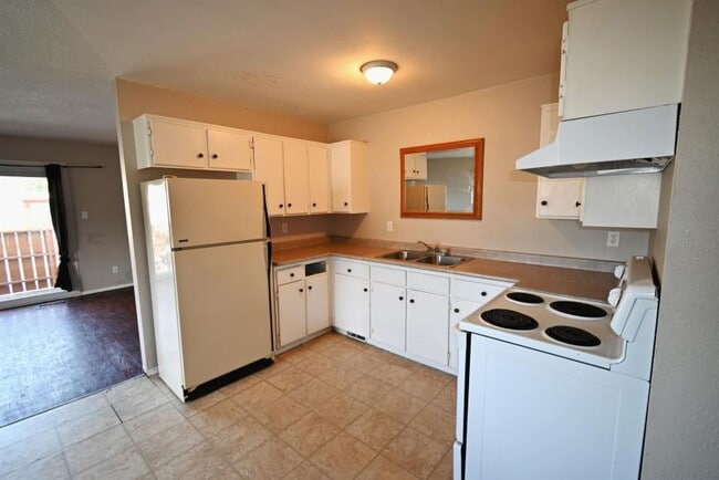 Building Photo - 3 bedroom in Prince George BC V2L 2H2