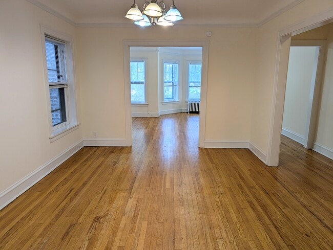 Building Photo - 725 Hinman Ave