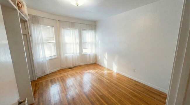 Foto del edificio - Charming North Oakland 2BD with Custom Finishes & Parking