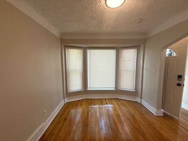 Foto del edificio - Renovated 3-Bedroom Home – We Welcome Sect...