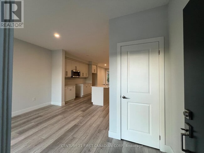 Building Photo - 990-990 Deveron Cres