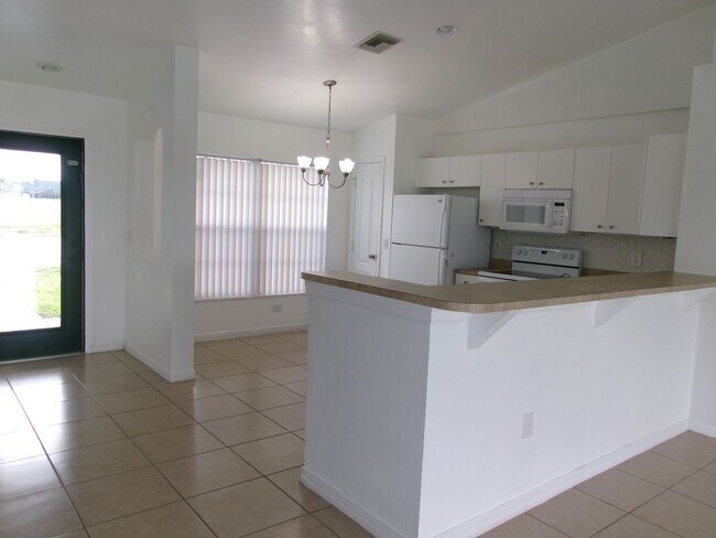Foto del edificio - $1600 for a 3/2/2 all tile home in Cape Co...
