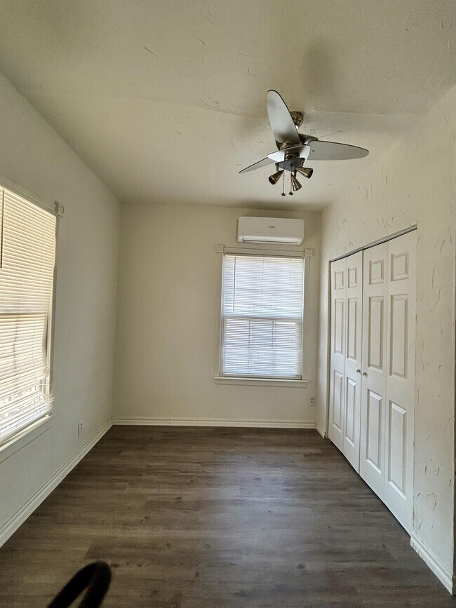 Foto del edificio - 2208 E Broadway St