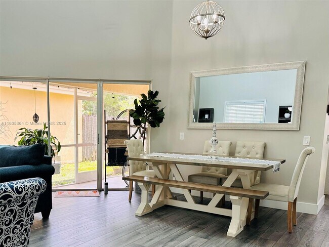 Foto del edificio - 1533 Garden Rd