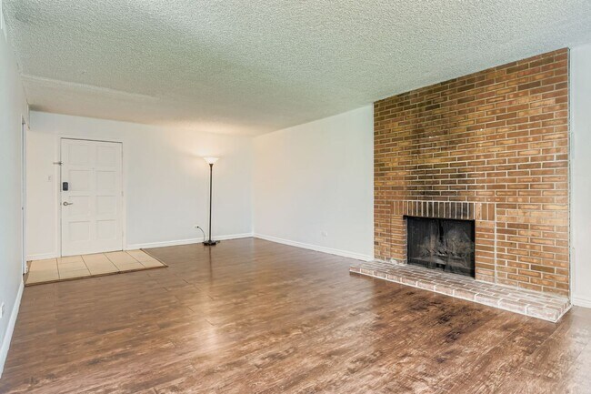 Building Photo - Beautiful & Modern 2 bedroom in Denver!