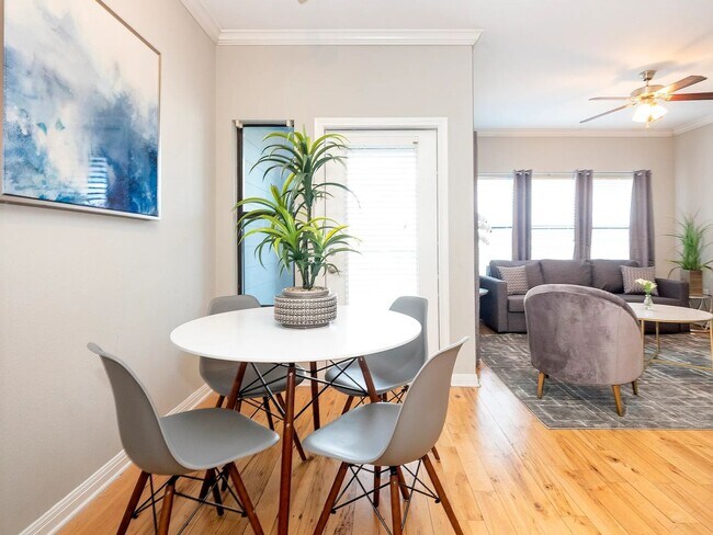 Foto del edificio - 4 Bedroom Condo In the UT Campus Area
