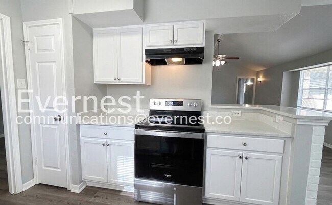 Foto del edificio - 6654 Laughlin Dr