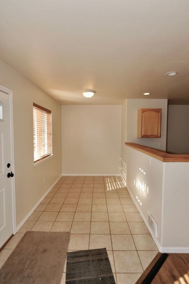 Foto del edificio - 3 bed 2 bath rancher duplex (stainless appliances & granite counters)