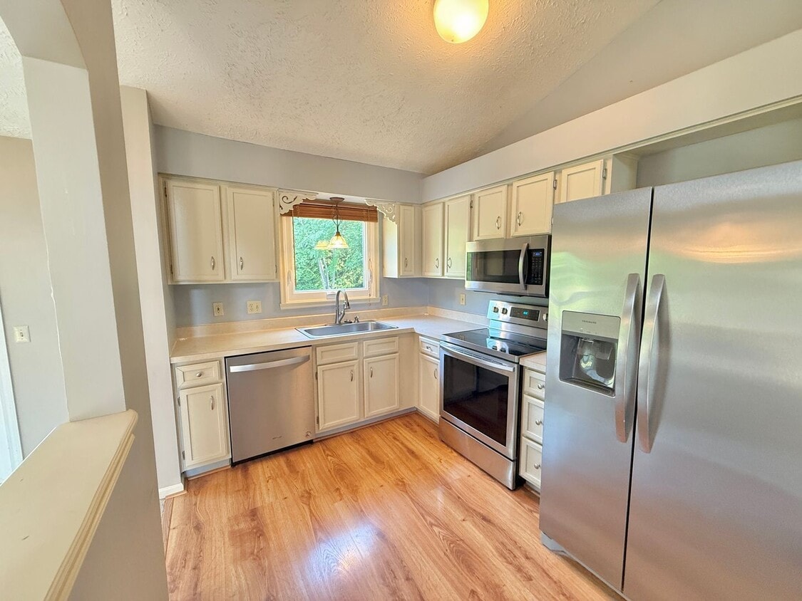 Primary Photo - 4 bed house Gananda | HUGE OFFICE | GARAGE...